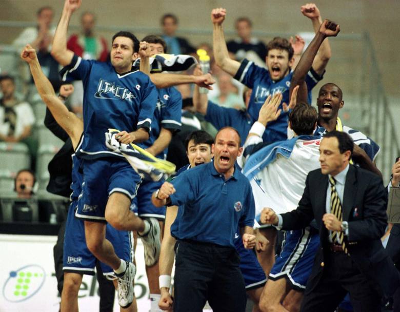  6 luglio 1997: l&#39;esultanza dopo la vittoria contro la Russia 67 a 65 che vale l&#39;argento Europeo (Reuters)